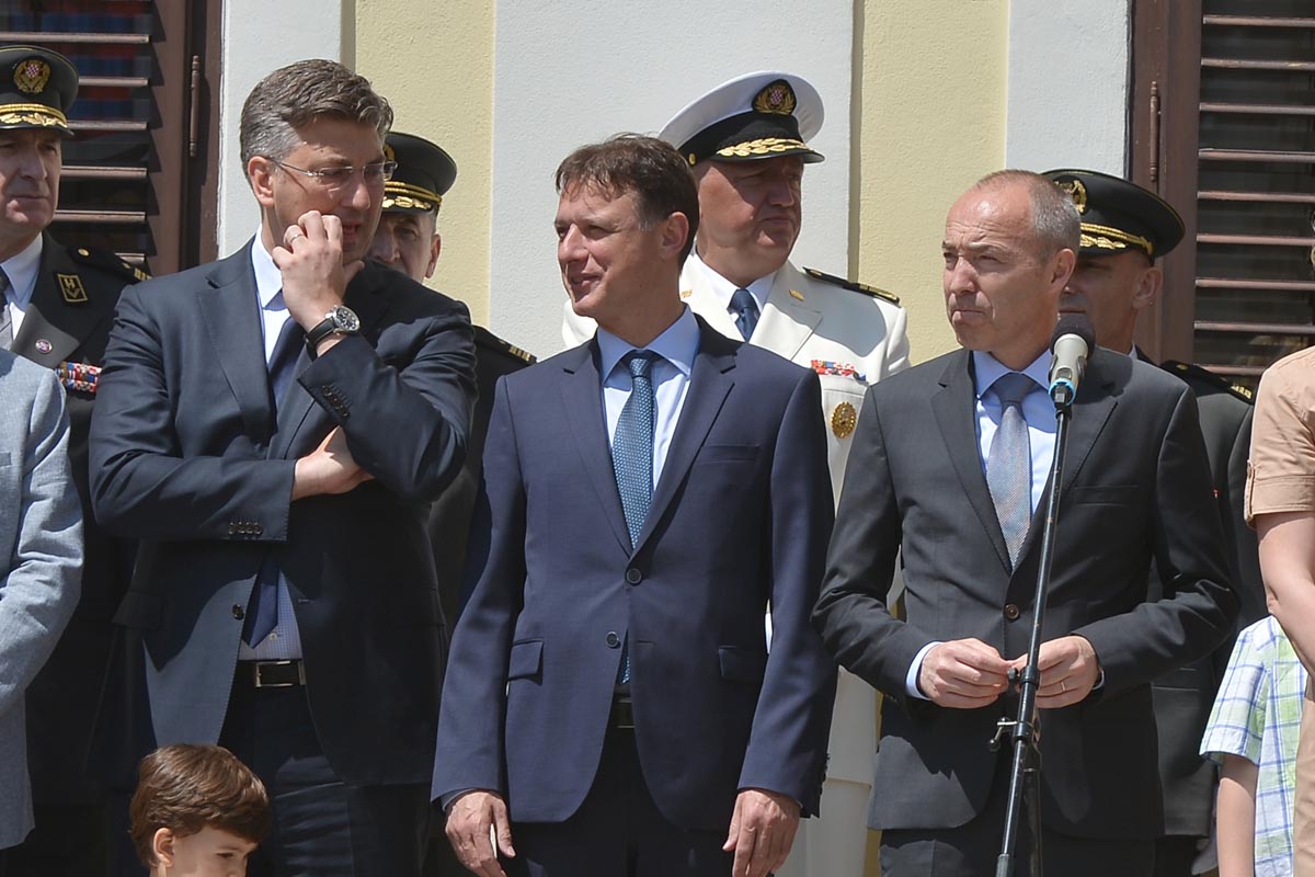 https://www.morh.hr/wp-content/gallery/velika-smjena-straze-pocasno-zastitne-bojne-u-zagrebu/s_straze_27052017_15.jpg