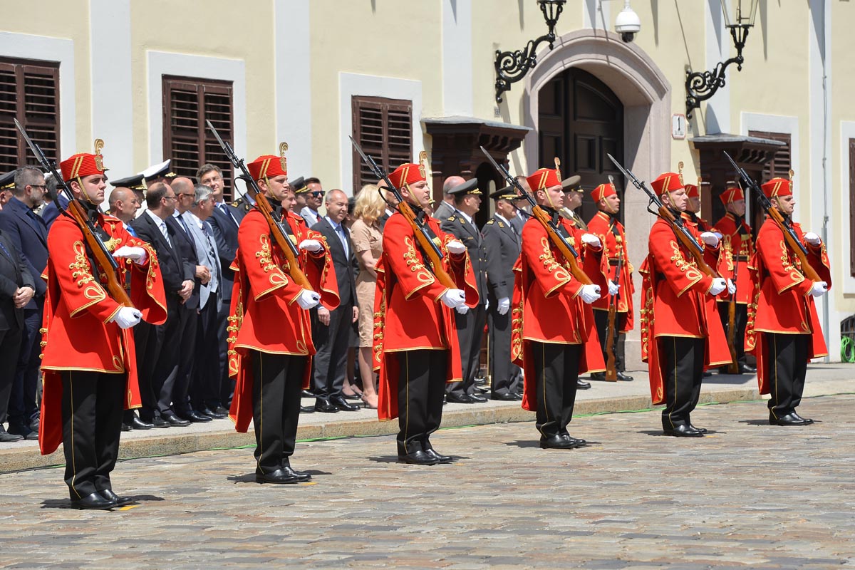 https://www.morh.hr/wp-content/gallery/velika-smjena-straze-pocasno-zastitne-bojne-u-zagrebu/s_straze_27052017_16.jpg