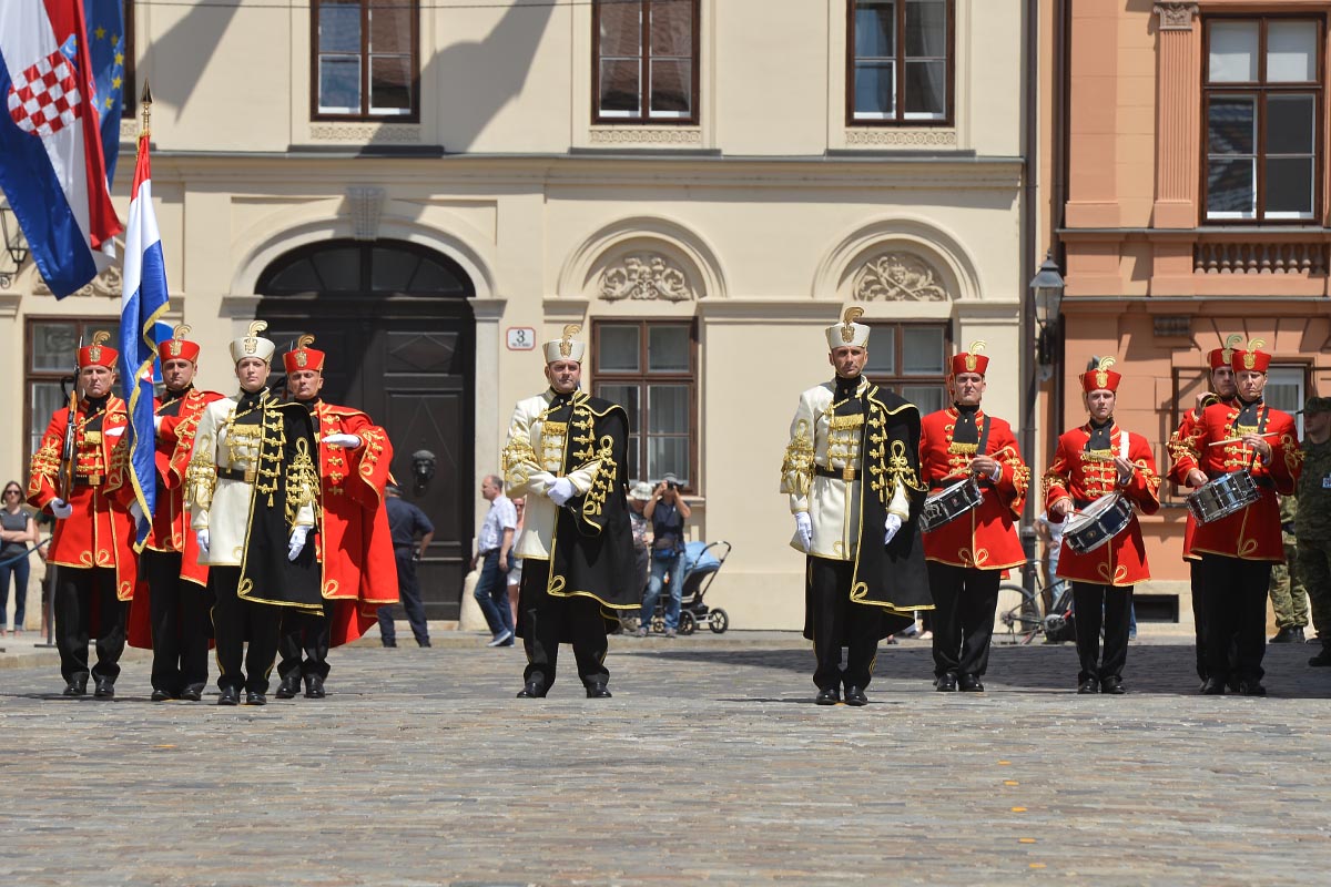https://www.morh.hr/wp-content/gallery/velika-smjena-straze-pocasno-zastitne-bojne-u-zagrebu/s_straze_27052017_17.jpg