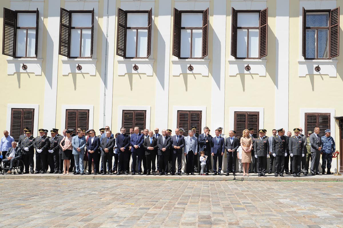 https://www.morh.hr/wp-content/gallery/velika-smjena-straze-pocasno-zastitne-bojne-u-zagrebu/s_straze_27052017_18.jpg