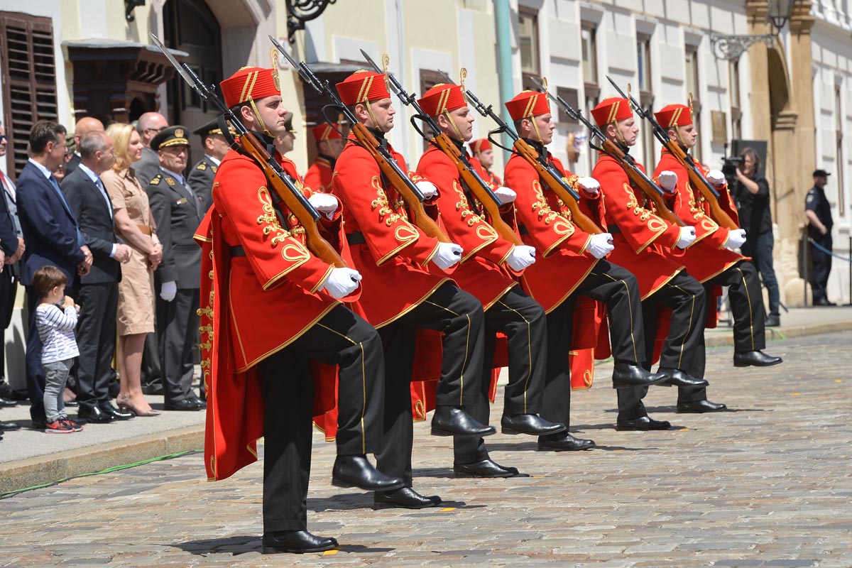 https://www.morh.hr/wp-content/gallery/velika-smjena-straze-pocasno-zastitne-bojne-u-zagrebu/s_straze_27052017_19.jpg