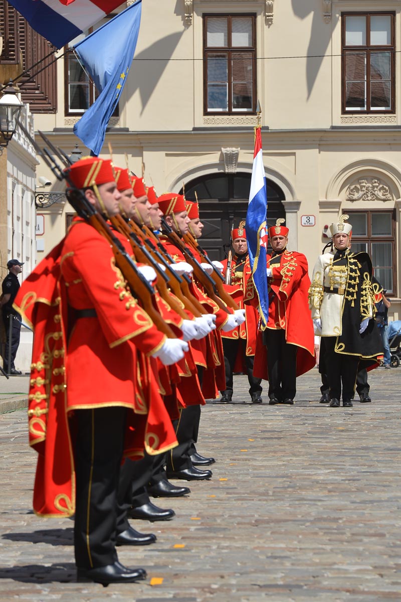 https://www.morh.hr/wp-content/gallery/velika-smjena-straze-pocasno-zastitne-bojne-u-zagrebu/s_straze_27052017_20.jpg