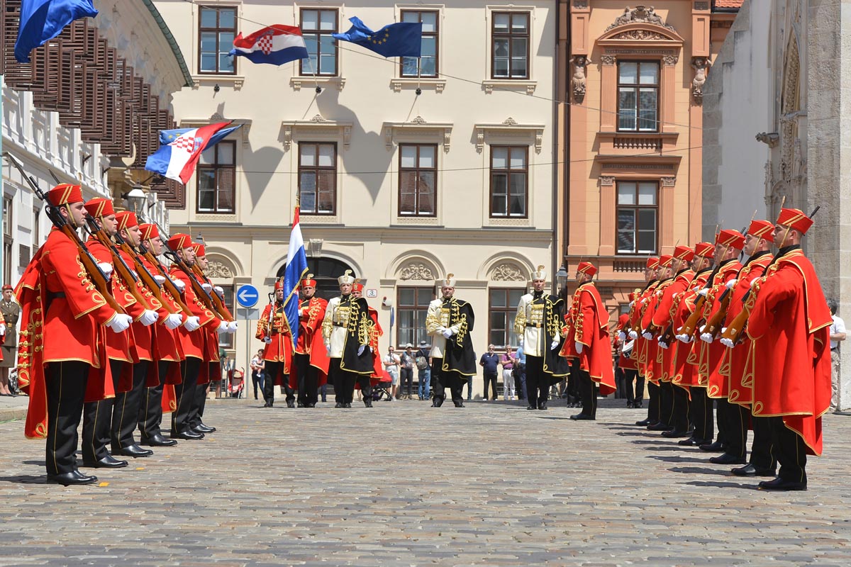 https://www.morh.hr/wp-content/gallery/velika-smjena-straze-pocasno-zastitne-bojne-u-zagrebu/s_straze_27052017_21.jpg