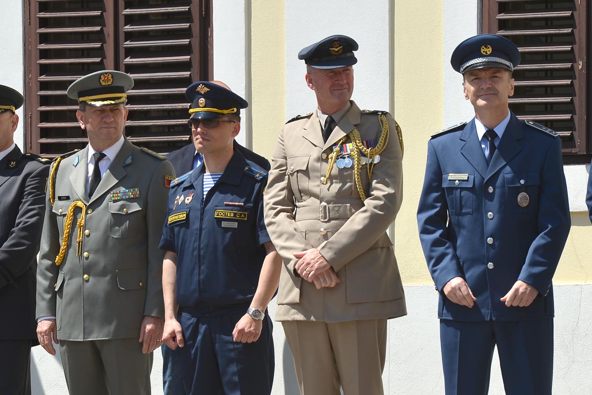 https://www.morh.hr/wp-content/gallery/velika-smjena-straze-pocasno-zastitne-bojne-u-zagrebu/s_straze_27052017_22.jpg
