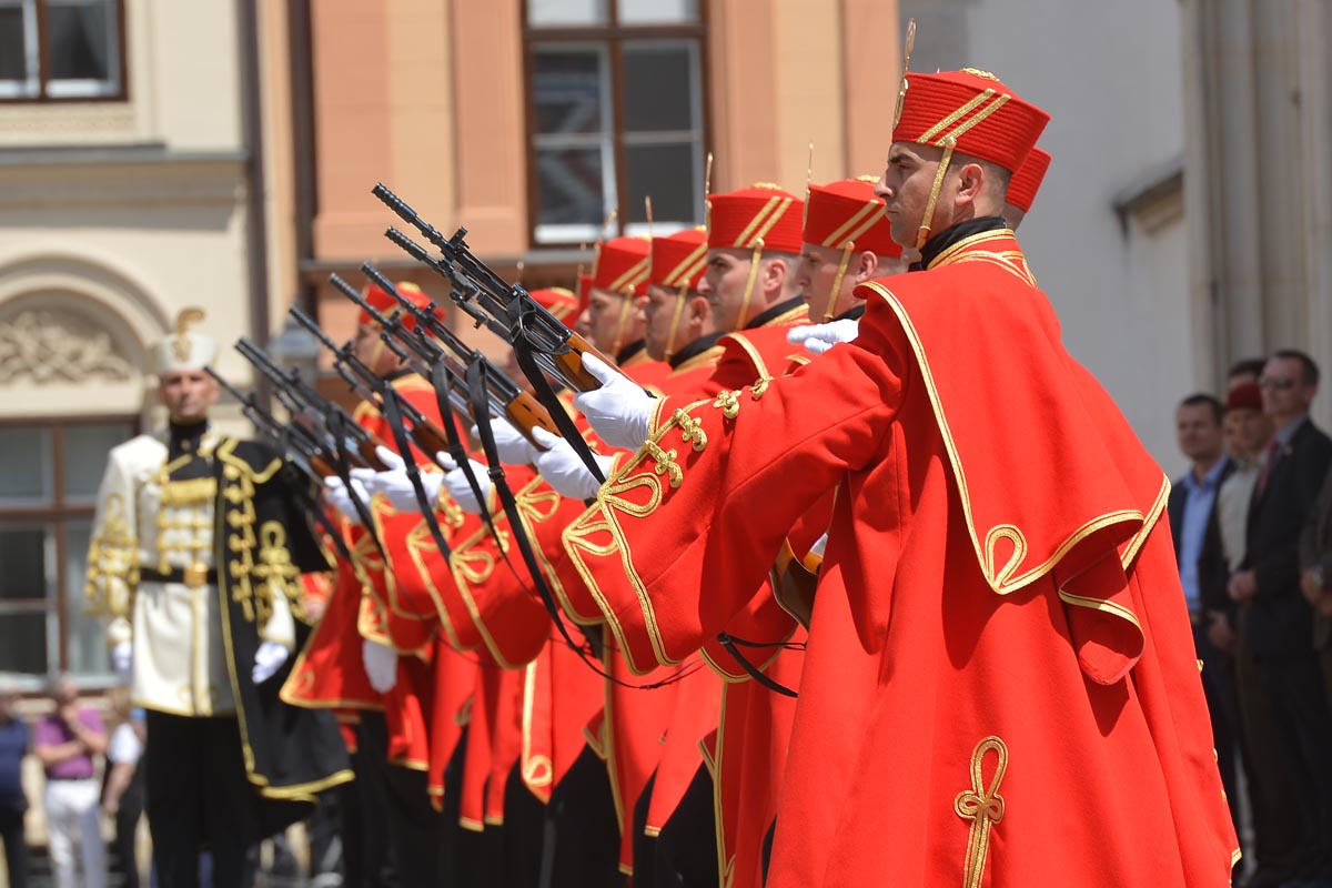 https://www.morh.hr/wp-content/gallery/velika-smjena-straze-pocasno-zastitne-bojne-u-zagrebu/s_straze_27052017_23.jpg