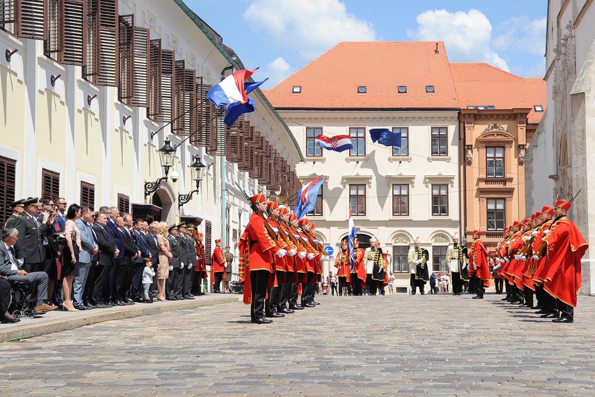 https://www.morh.hr/wp-content/gallery/velika-smjena-straze-pocasno-zastitne-bojne-u-zagrebu/s_straze_27052017_24.jpg