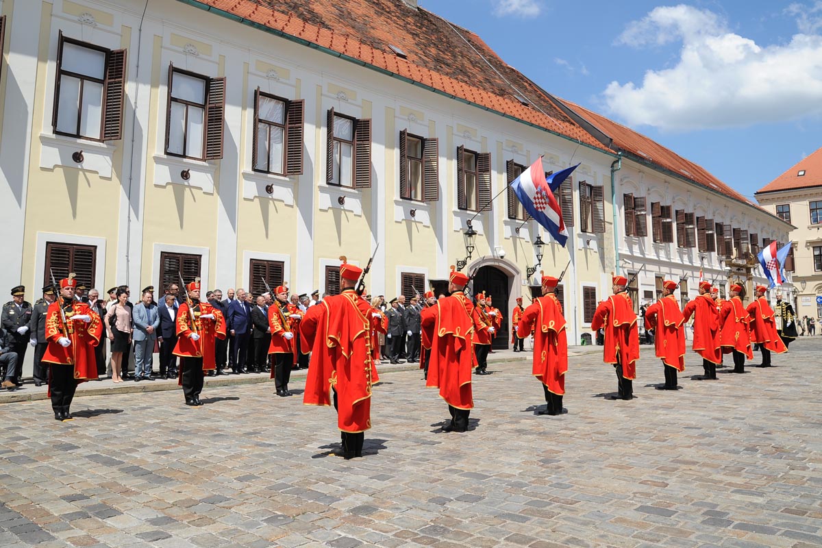 https://www.morh.hr/wp-content/gallery/velika-smjena-straze-pocasno-zastitne-bojne-u-zagrebu/s_straze_27052017_25.jpg