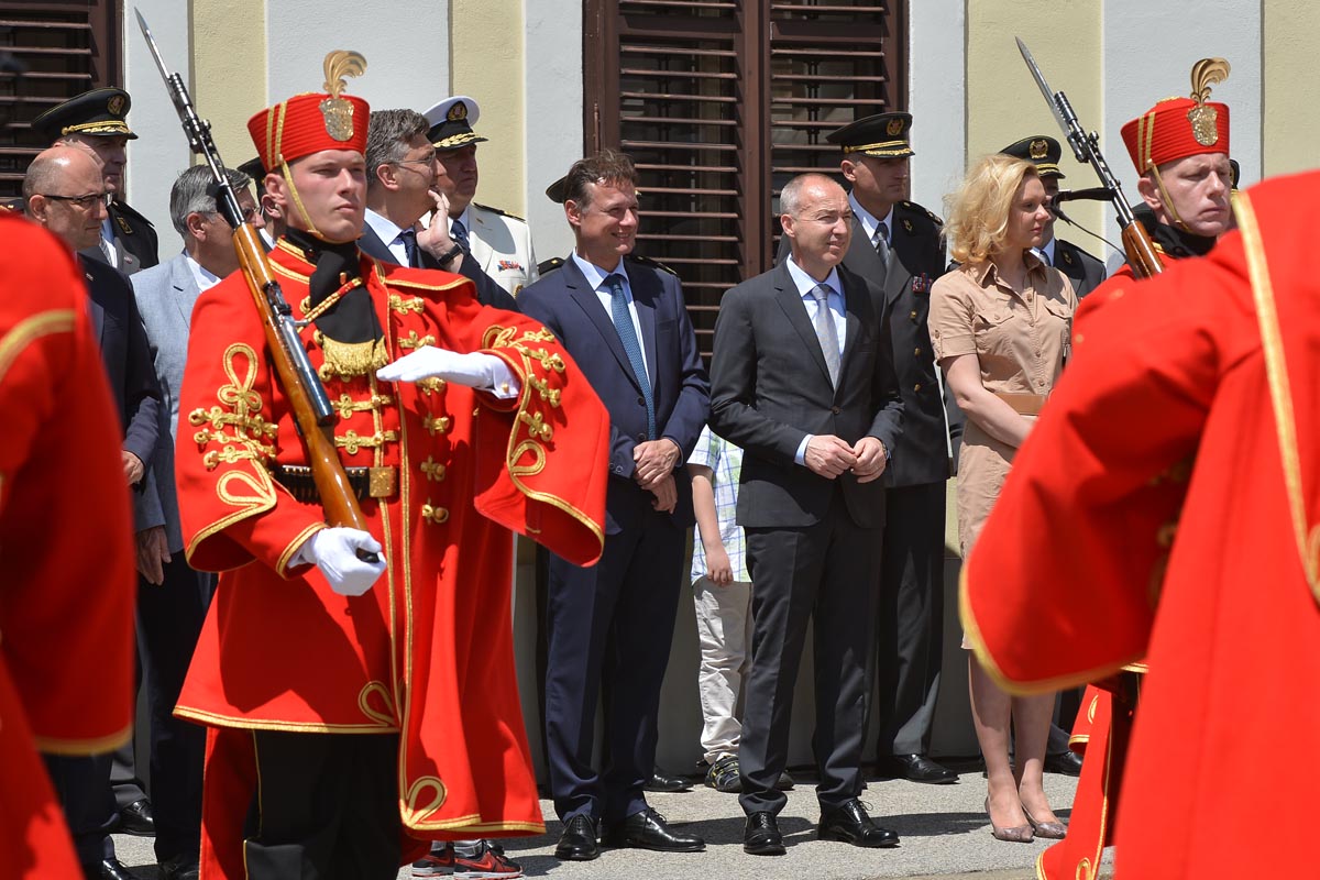 https://www.morh.hr/wp-content/gallery/velika-smjena-straze-pocasno-zastitne-bojne-u-zagrebu/s_straze_27052017_26.jpg