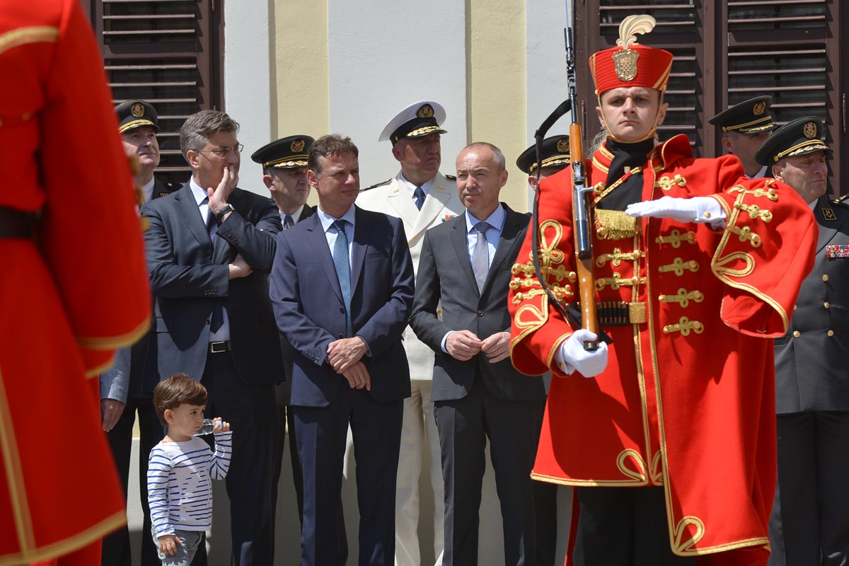 https://www.morh.hr/wp-content/gallery/velika-smjena-straze-pocasno-zastitne-bojne-u-zagrebu/s_straze_27052017_28.jpg