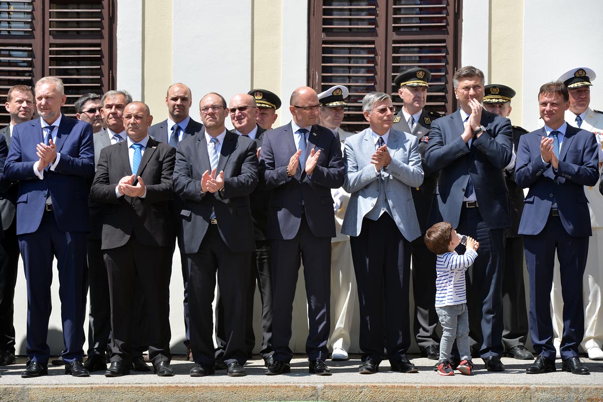 https://www.morh.hr/wp-content/gallery/velika-smjena-straze-pocasno-zastitne-bojne-u-zagrebu/s_straze_27052017_30.jpg