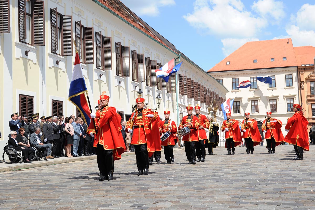 https://www.morh.hr/wp-content/gallery/velika-smjena-straze-pocasno-zastitne-bojne-u-zagrebu/s_straze_27052017_31.jpg