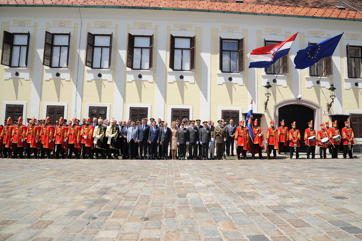 https://www.morh.hr/wp-content/gallery/velika-smjena-straze-pocasno-zastitne-bojne-u-zagrebu/s_straze_27052017_34.jpg