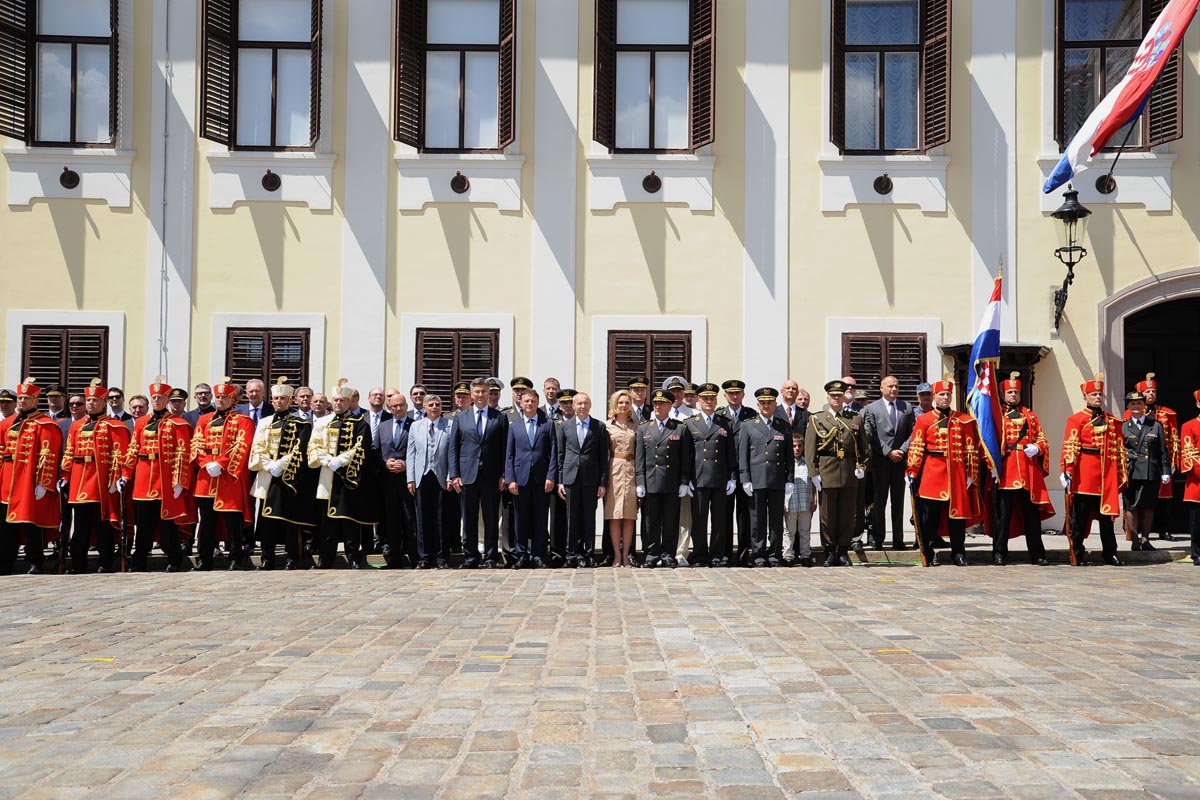 https://www.morh.hr/wp-content/gallery/velika-smjena-straze-pocasno-zastitne-bojne-u-zagrebu/s_straze_27052017_36.jpg