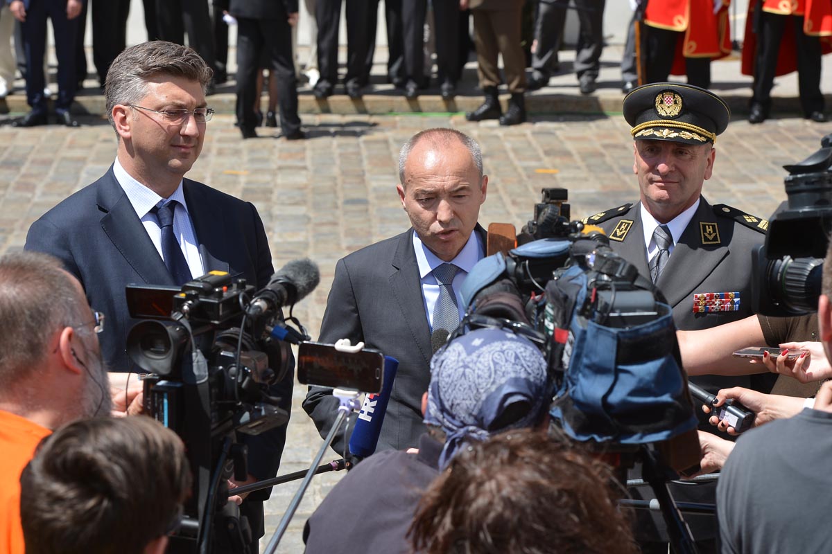 https://www.morh.hr/wp-content/gallery/velika-smjena-straze-pocasno-zastitne-bojne-u-zagrebu/s_straze_27052017_37.jpg
