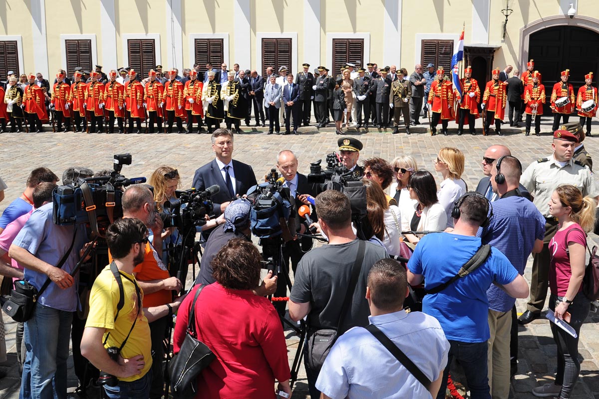 https://www.morh.hr/wp-content/gallery/velika-smjena-straze-pocasno-zastitne-bojne-u-zagrebu/s_straze_27052017_38.jpg