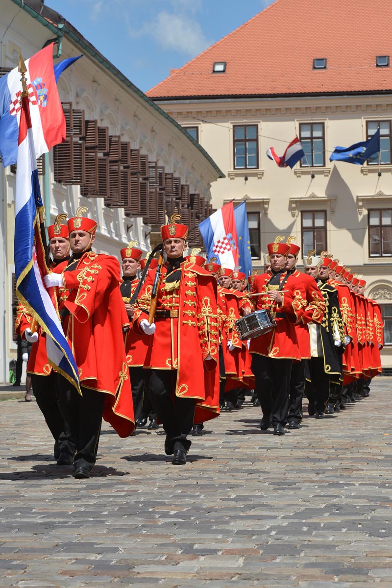 https://www.morh.hr/wp-content/gallery/velika-smjena-straze-pocasno-zastitne-bojne-u-zagrebu/s_straze_27052017_39.jpg