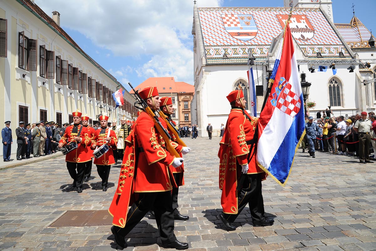 https://www.morh.hr/wp-content/gallery/velika-smjena-straze-pocasno-zastitne-bojne-u-zagrebu/s_straze_27052017_40.jpg