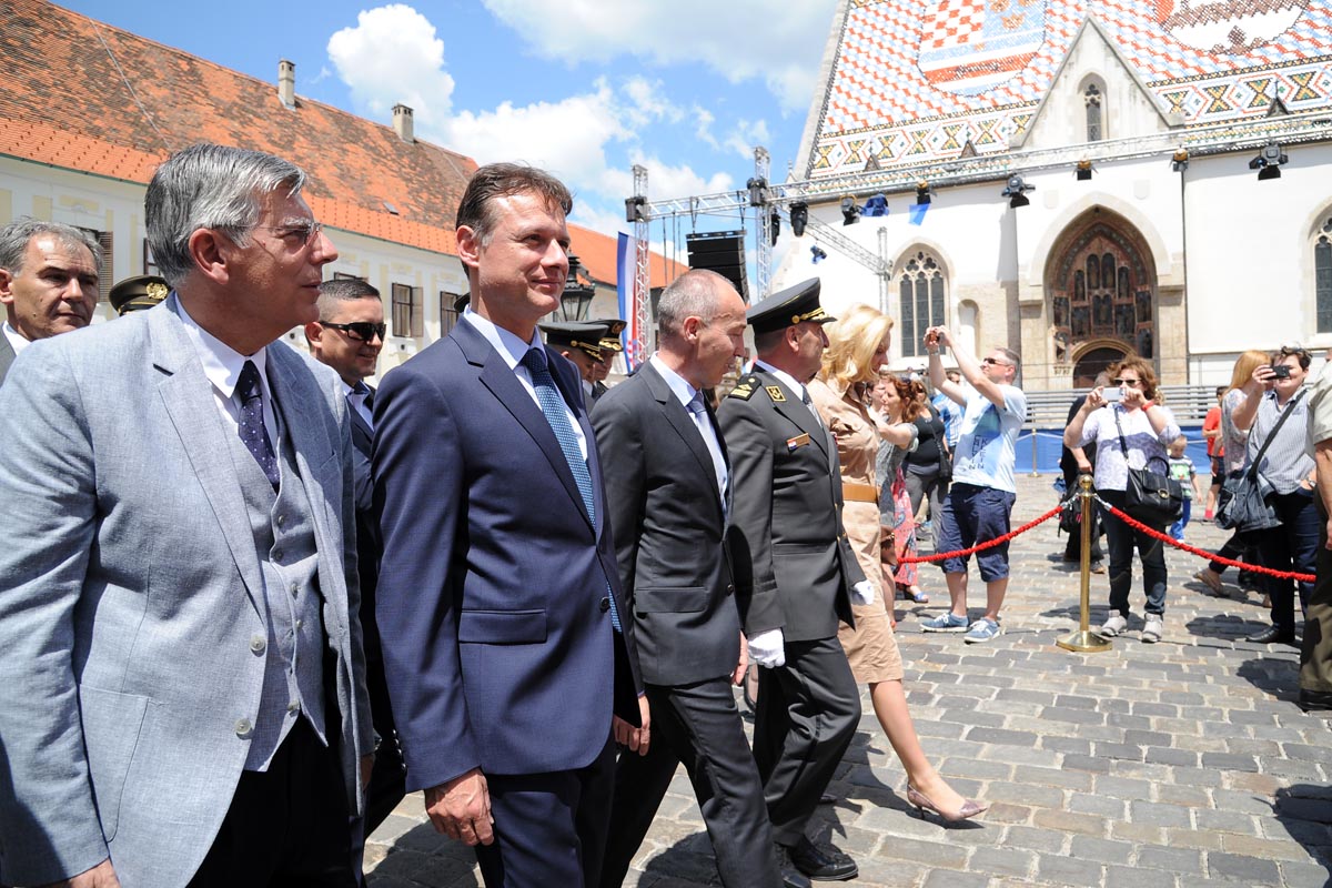 https://www.morh.hr/wp-content/gallery/velika-smjena-straze-pocasno-zastitne-bojne-u-zagrebu/s_straze_27052017_41.jpg