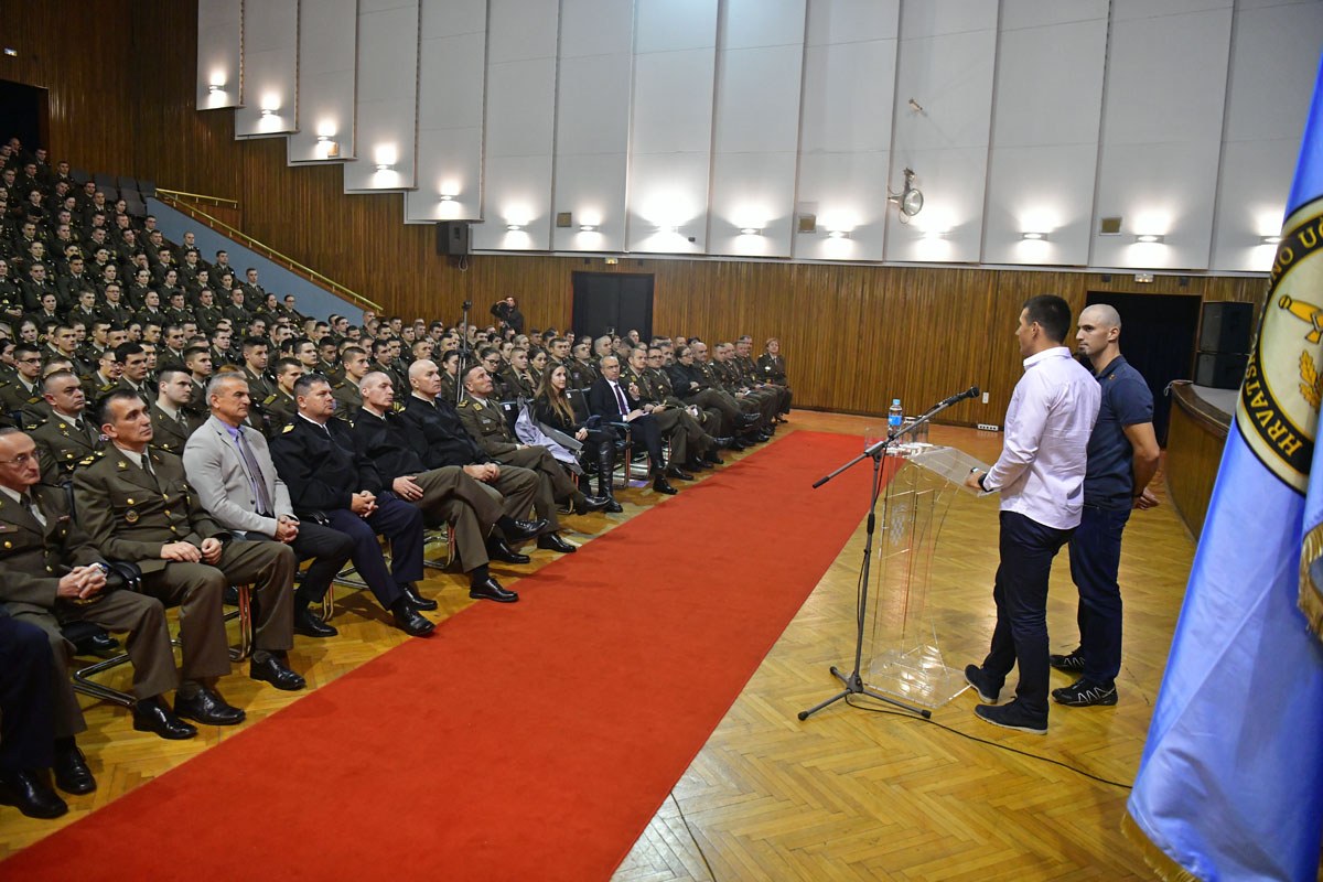 https://www.morh.hr/wp-content/gallery/veslacki-dvojac-sinkovic-odrzali-predavanje-kadetima-na-hvu/braca_sinkovic_28112019_04.jpg
