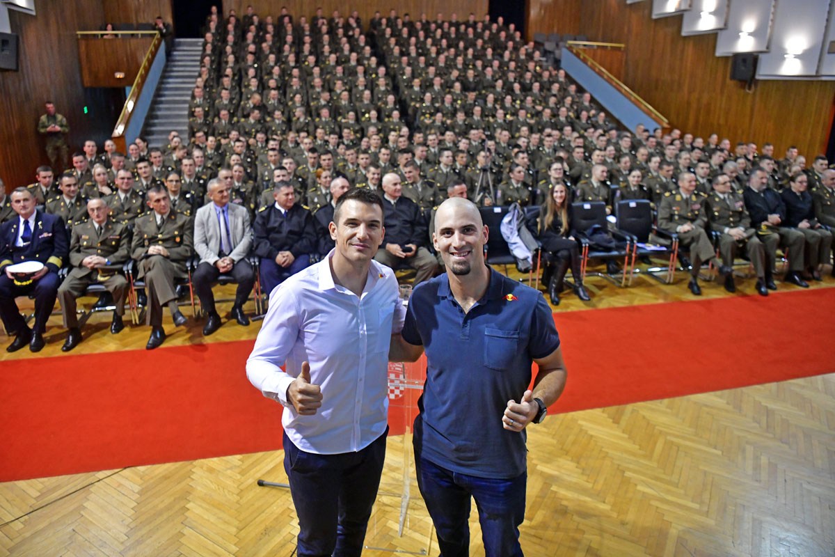 https://www.morh.hr/wp-content/gallery/veslacki-dvojac-sinkovic-odrzali-predavanje-kadetima-na-hvu/braca_sinkovic_28112019_23.jpg