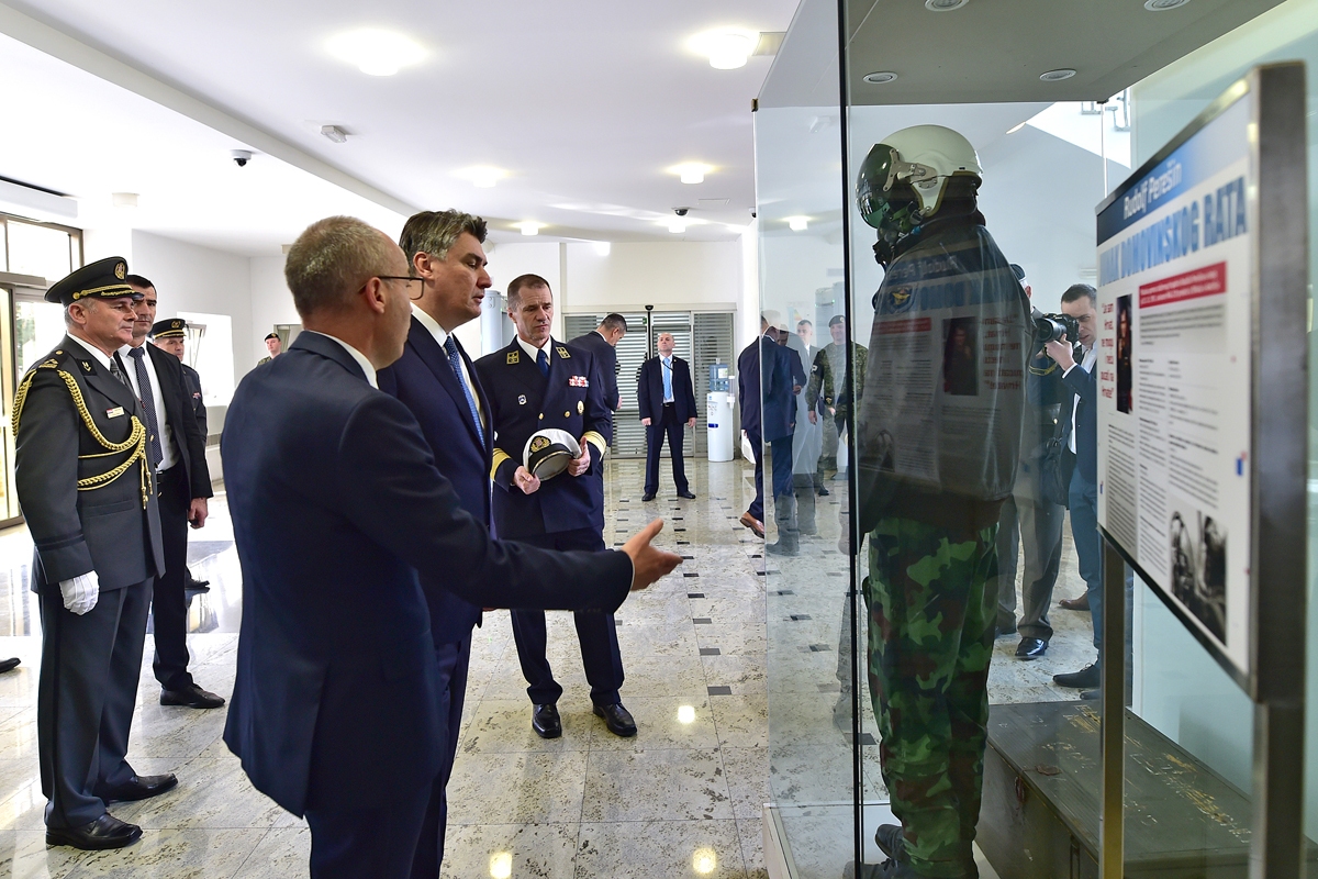 https://www.morh.hr/wp-content/gallery/vicedmiral-robert-hranj-novi-nacelnik-glavnog-stozera-oruzanih-snaga/20200303-primopredaja-ngs-02.jpg