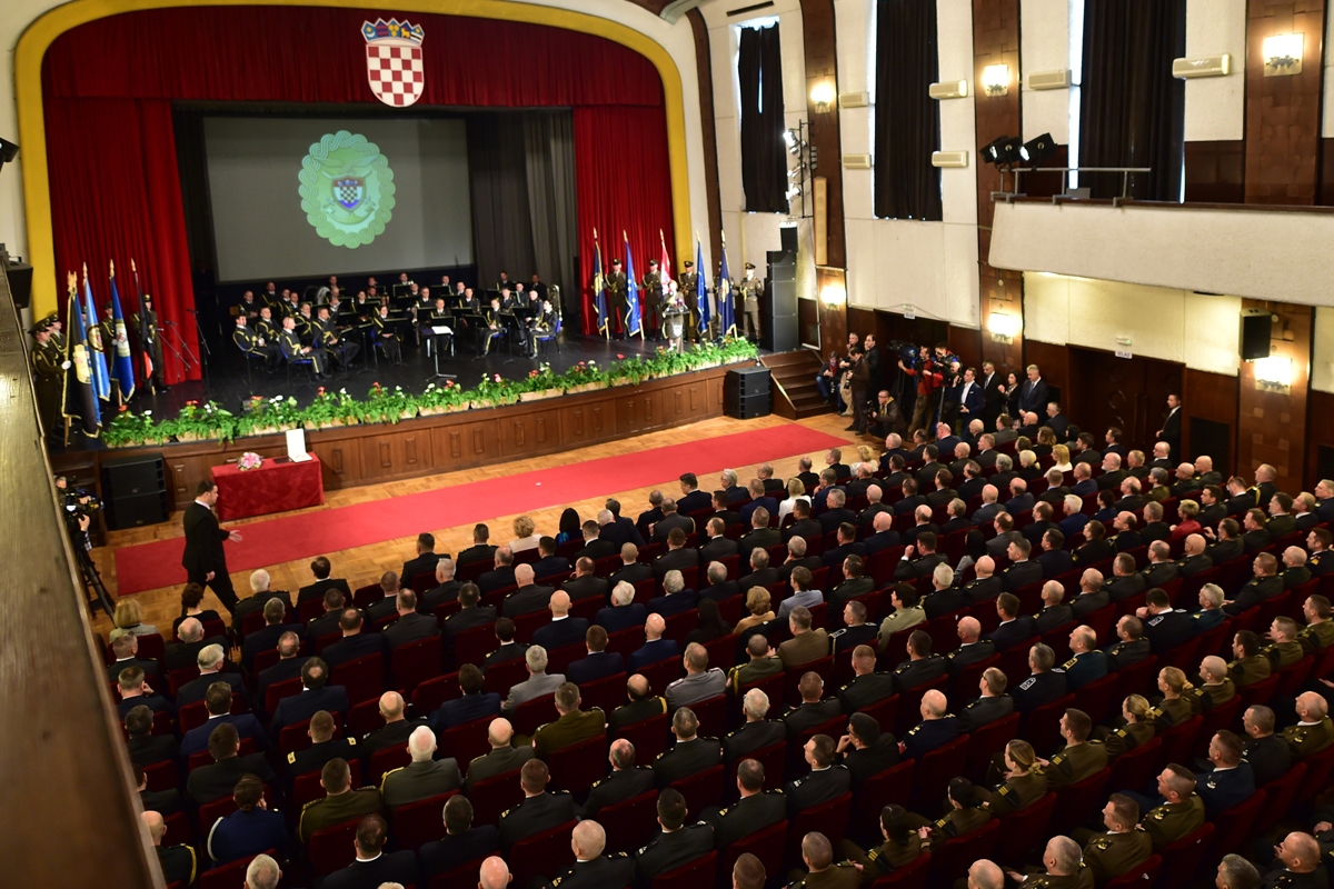 https://www.morh.hr/wp-content/gallery/vicedmiral-robert-hranj-novi-nacelnik-glavnog-stozera-oruzanih-snaga/20200303-primopredaja-ngs-05.jpg