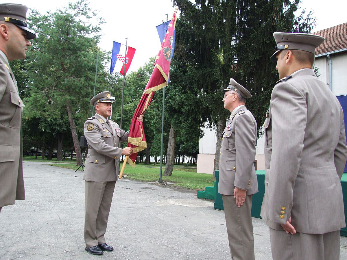 https://www.morh.hr/wp-content/gallery/vijest-primopredaja-dunosti-zapovjednika-gombr-e/repinc_29072011_4120.jpg