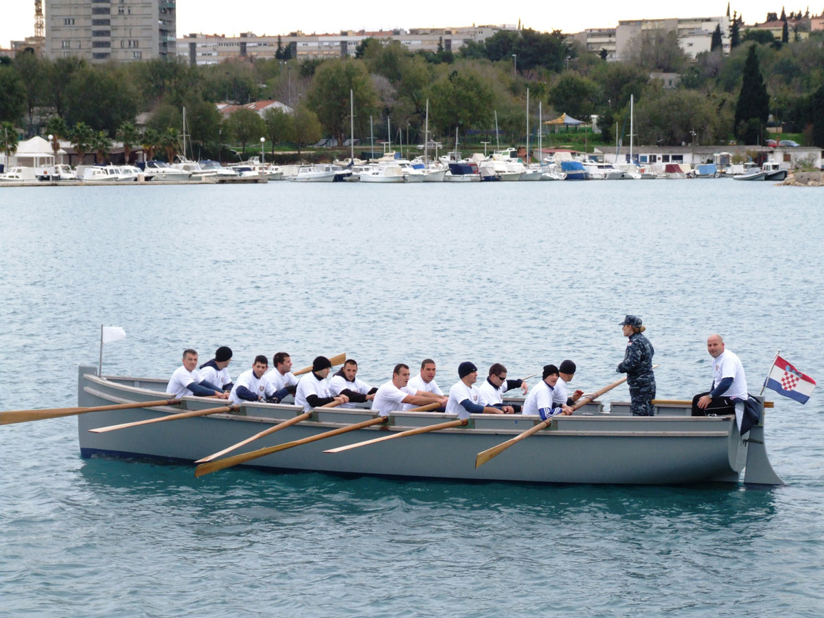 https://www.morh.hr/wp-content/gallery/vijest-zapovjednik-hrm-a-na-tradicionalnoj-veslakoj-regati-kutera/regata_11122012_02.jpg