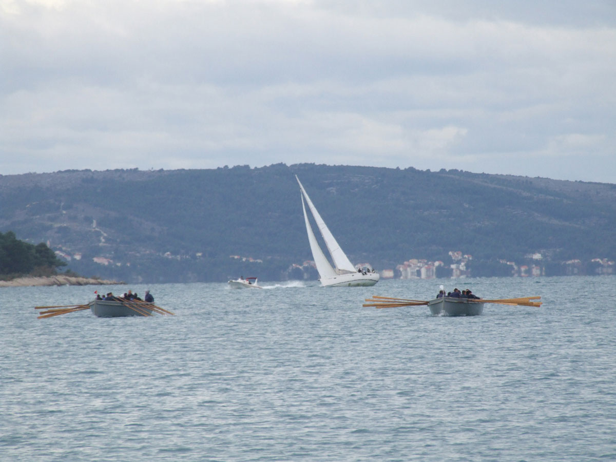 https://www.morh.hr/wp-content/gallery/vijest-zapovjednik-hrm-a-na-tradicionalnoj-veslakoj-regati-kutera/regata_11122012_04.jpg