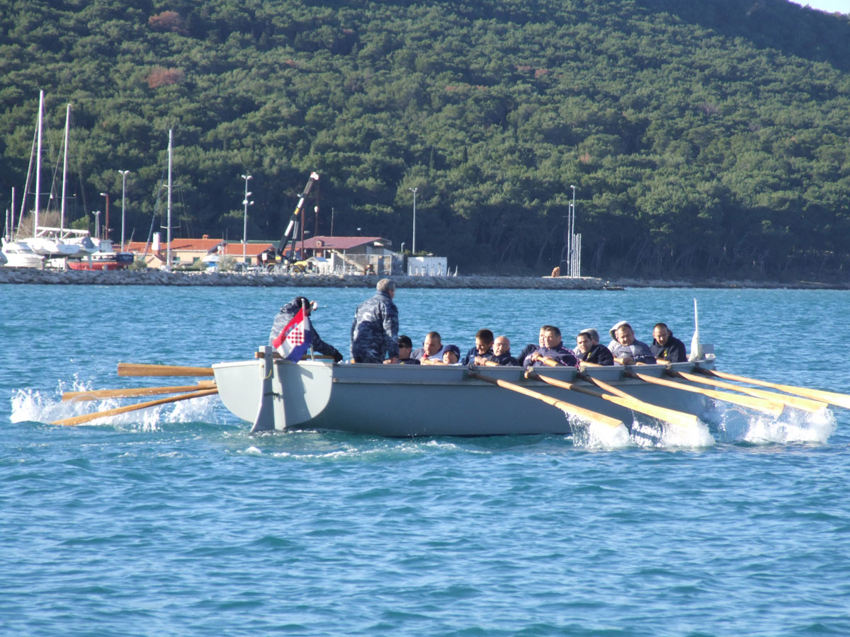 https://www.morh.hr/wp-content/gallery/vijest-zapovjednik-hrm-a-na-tradicionalnoj-veslakoj-regati-kutera/regata_11122012_06.jpg