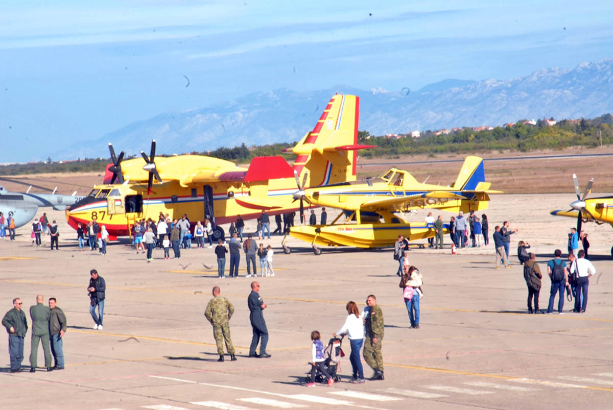 https://www.morh.hr/wp-content/gallery/vise-od-10-000-posjetitelja-na-danu-otvorenih-vrata-u-zemuniku/zemunik2016_08102016_2.jpg