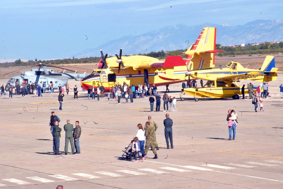 https://www.morh.hr/wp-content/gallery/vise-od-10-000-posjetitelja-na-danu-otvorenih-vrata-u-zemuniku/zemunik2016_08102016_3.jpg