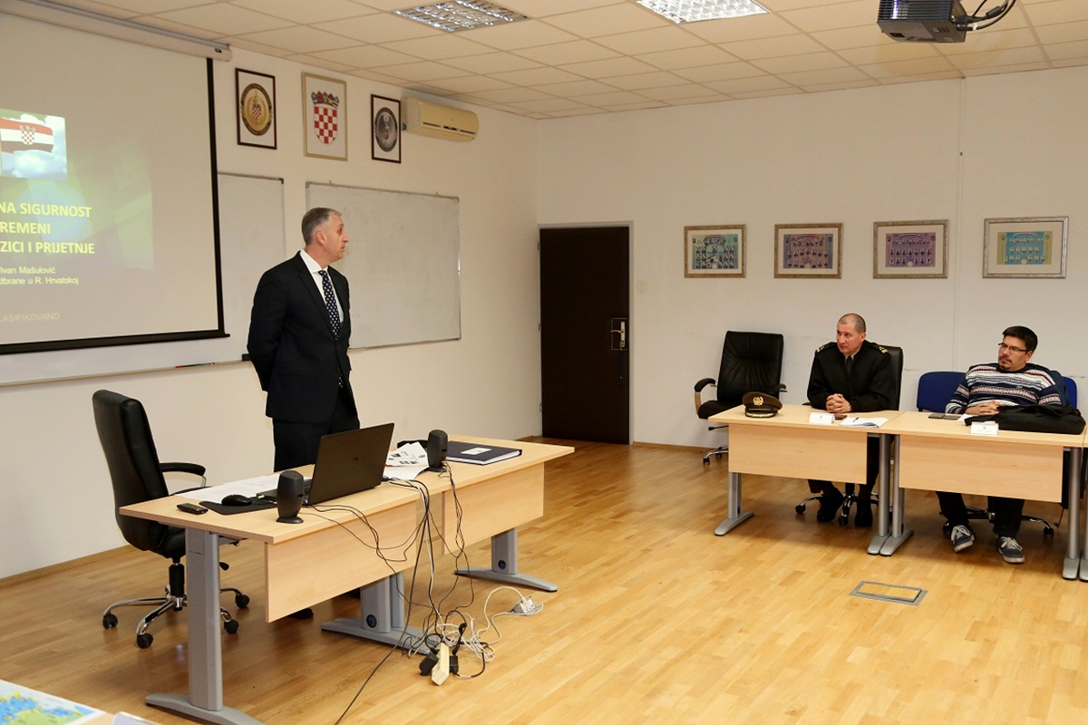 https://www.morh.hr/wp-content/gallery/vojni-izaslanik-crne-gore-u-rh-odrzao-predavanje-polaznicima-ratne-skole/20200219-ratna-skola-02.jpg