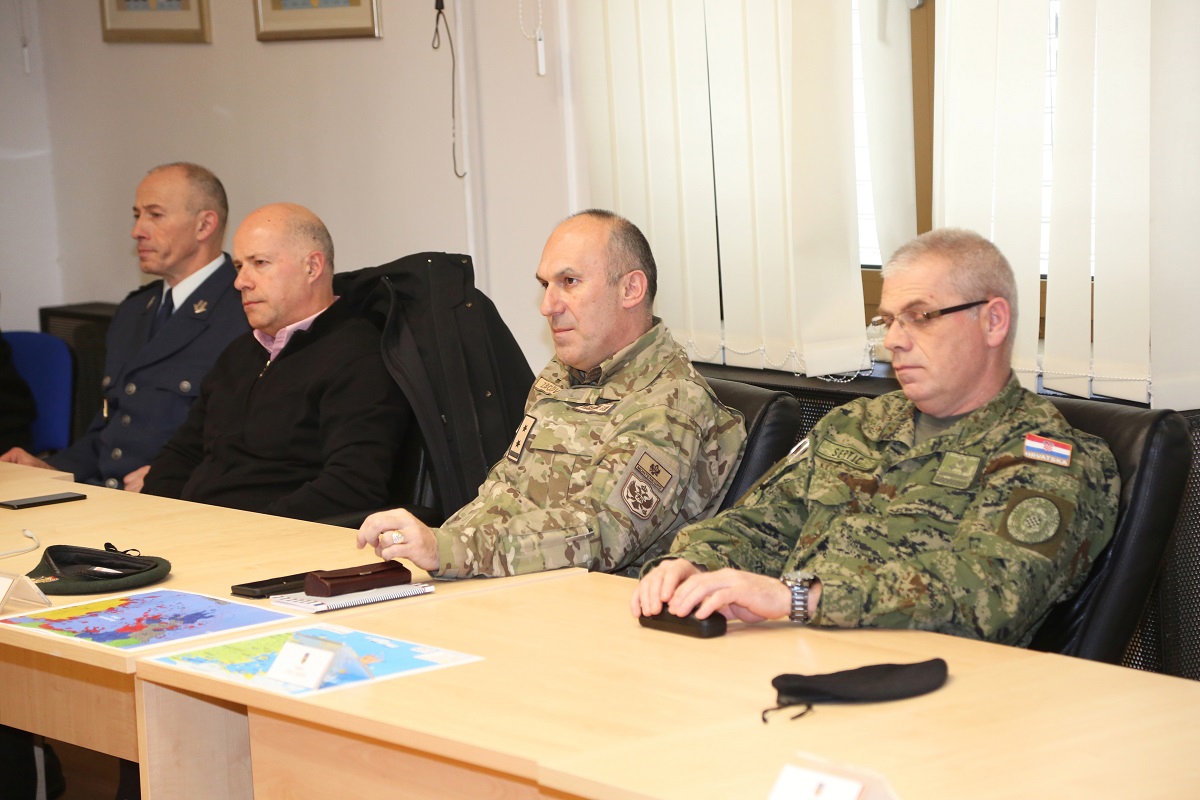 https://www.morh.hr/wp-content/gallery/vojni-izaslanik-crne-gore-u-rh-odrzao-predavanje-polaznicima-ratne-skole/20200219-ratna-skola-04.jpg