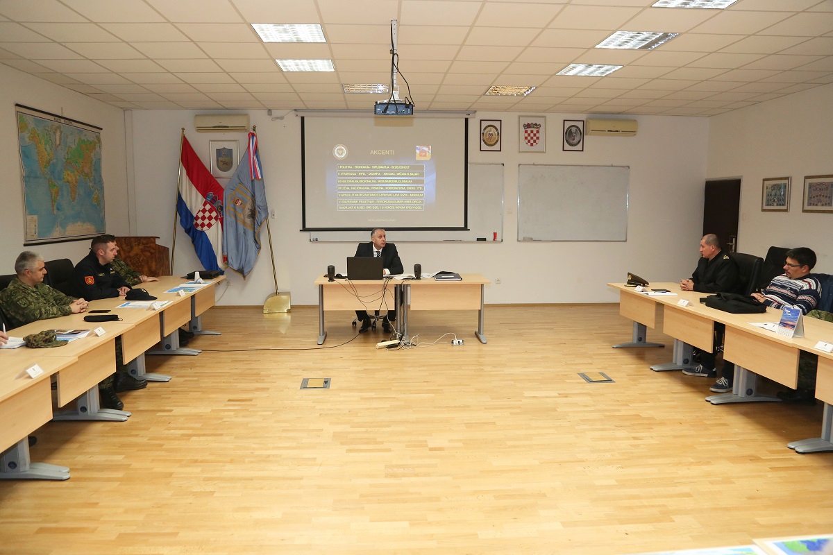 https://www.morh.hr/wp-content/gallery/vojni-izaslanik-crne-gore-u-rh-odrzao-predavanje-polaznicima-ratne-skole/20200219-ratna-skola-05.jpg
