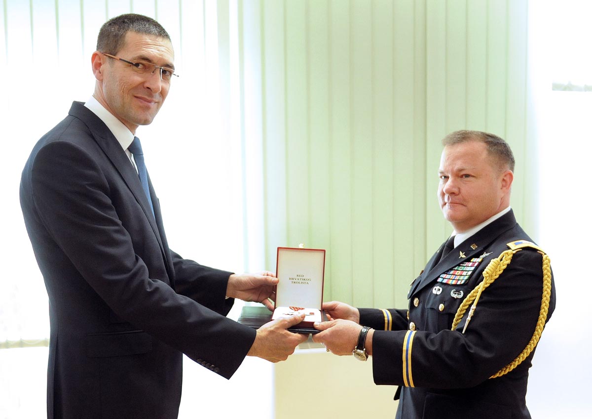https://www.morh.hr/wp-content/gallery/vojni-izaslanik-sad-a-odlikovan-redom-hrvatskog-trolista/Carlsen_22032013_14.jpg