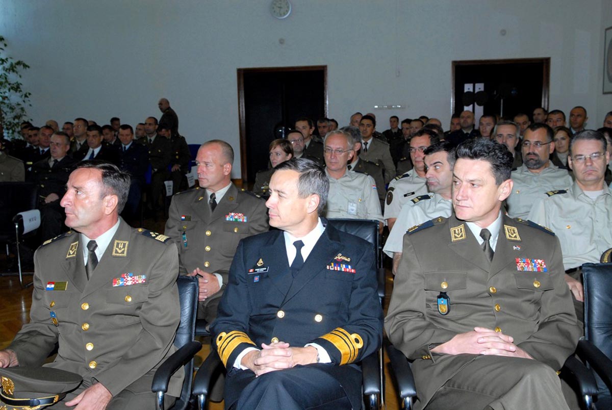 https://www.morh.hr/wp-content/gallery/vojni-predstavnik-kanade-pri-nato-u-na-hvu/kanadjanin_hvu_16092013_01.jpg