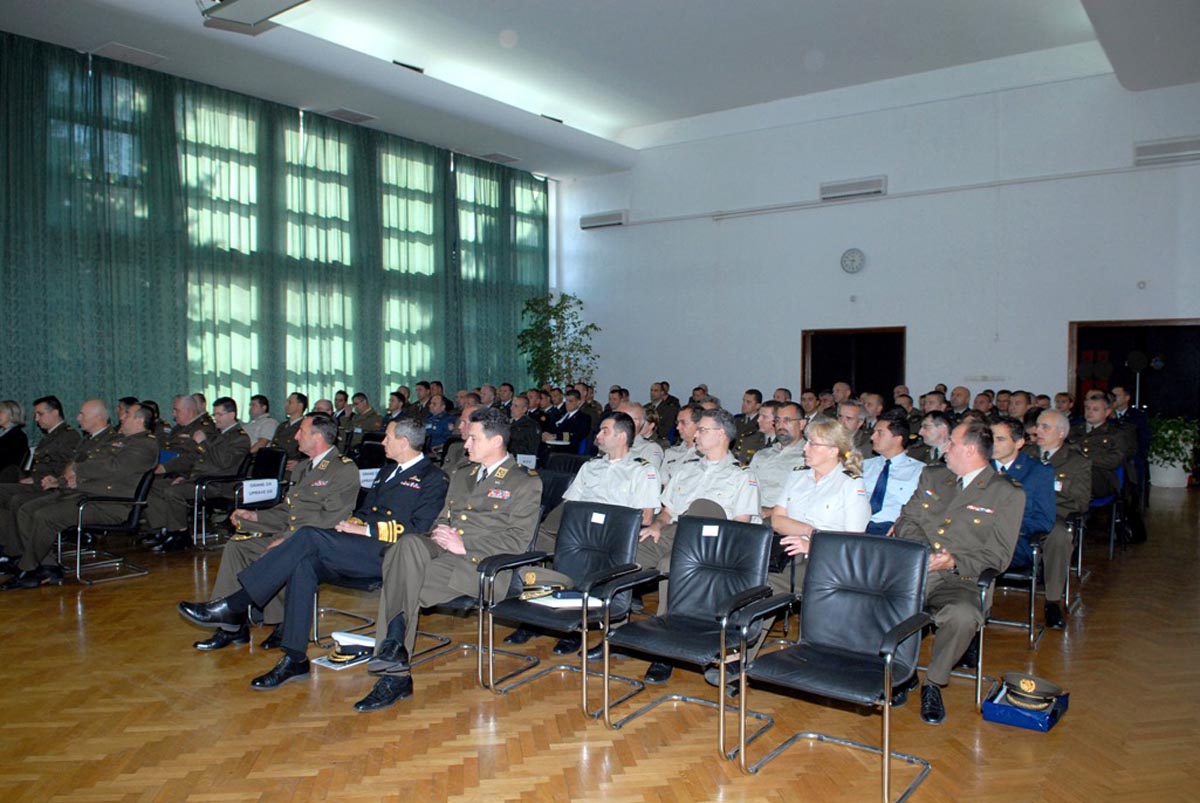 https://www.morh.hr/wp-content/gallery/vojni-predstavnik-kanade-pri-nato-u-na-hvu/kanadjanin_hvu_16092013_02.jpg