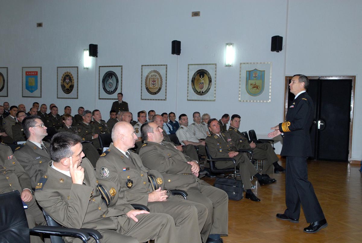 https://www.morh.hr/wp-content/gallery/vojni-predstavnik-kanade-pri-nato-u-na-hvu/kanadjanin_hvu_16092013_04.jpg