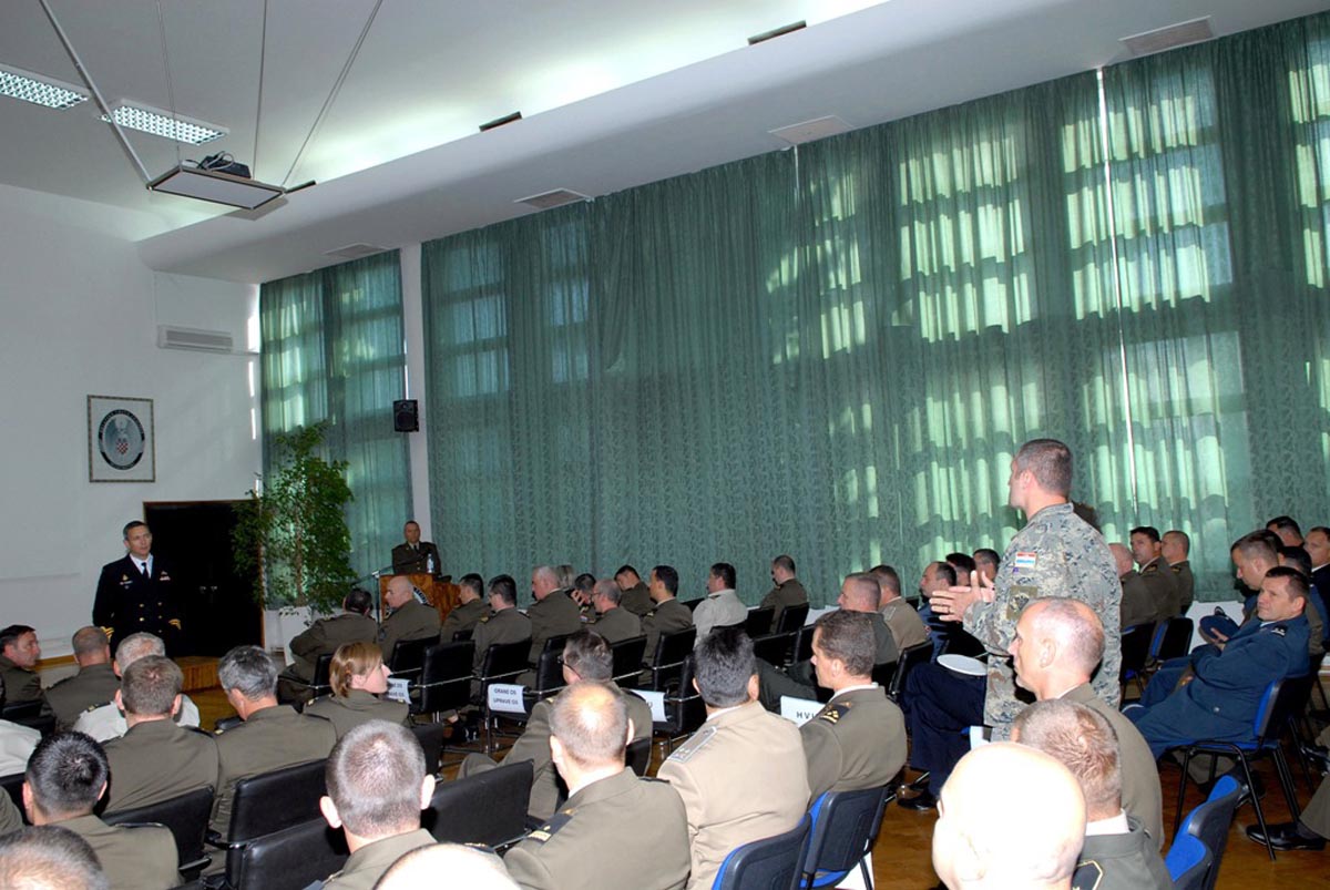 https://www.morh.hr/wp-content/gallery/vojni-predstavnik-kanade-pri-nato-u-na-hvu/kanadjanin_hvu_16092013_05.jpg