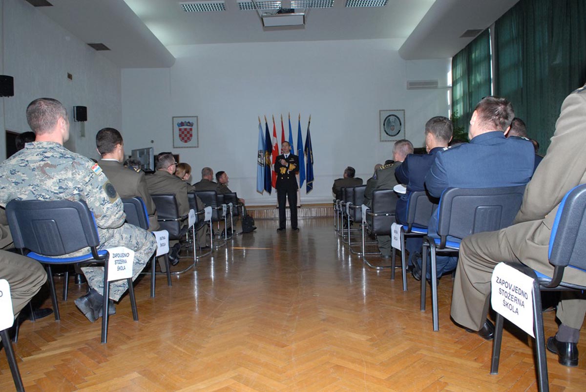 https://www.morh.hr/wp-content/gallery/vojni-predstavnik-kanade-pri-nato-u-na-hvu/kanadjanin_hvu_16092013_06.jpg