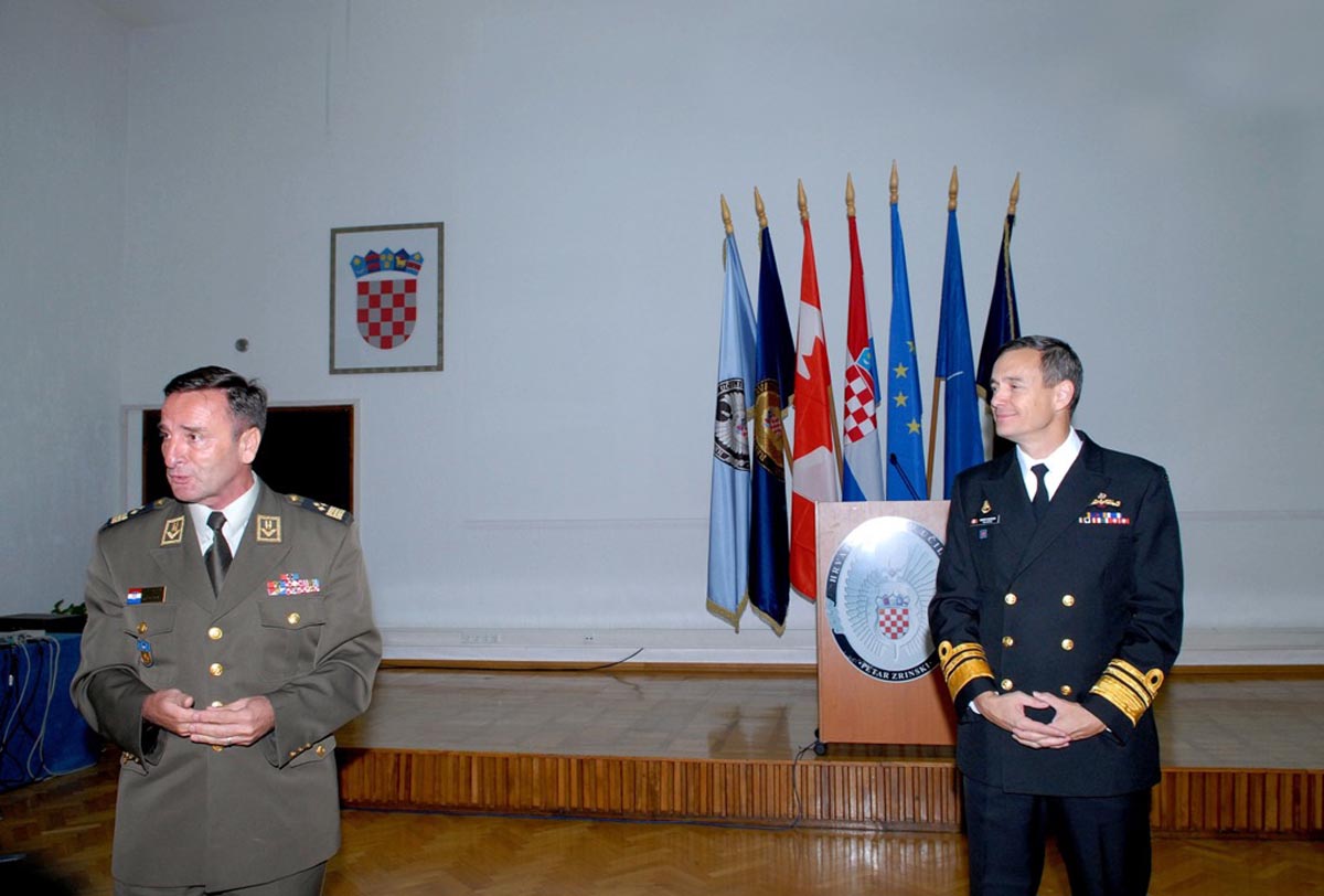 https://www.morh.hr/wp-content/gallery/vojni-predstavnik-kanade-pri-nato-u-na-hvu/kanadjanin_hvu_16092013_07.jpg