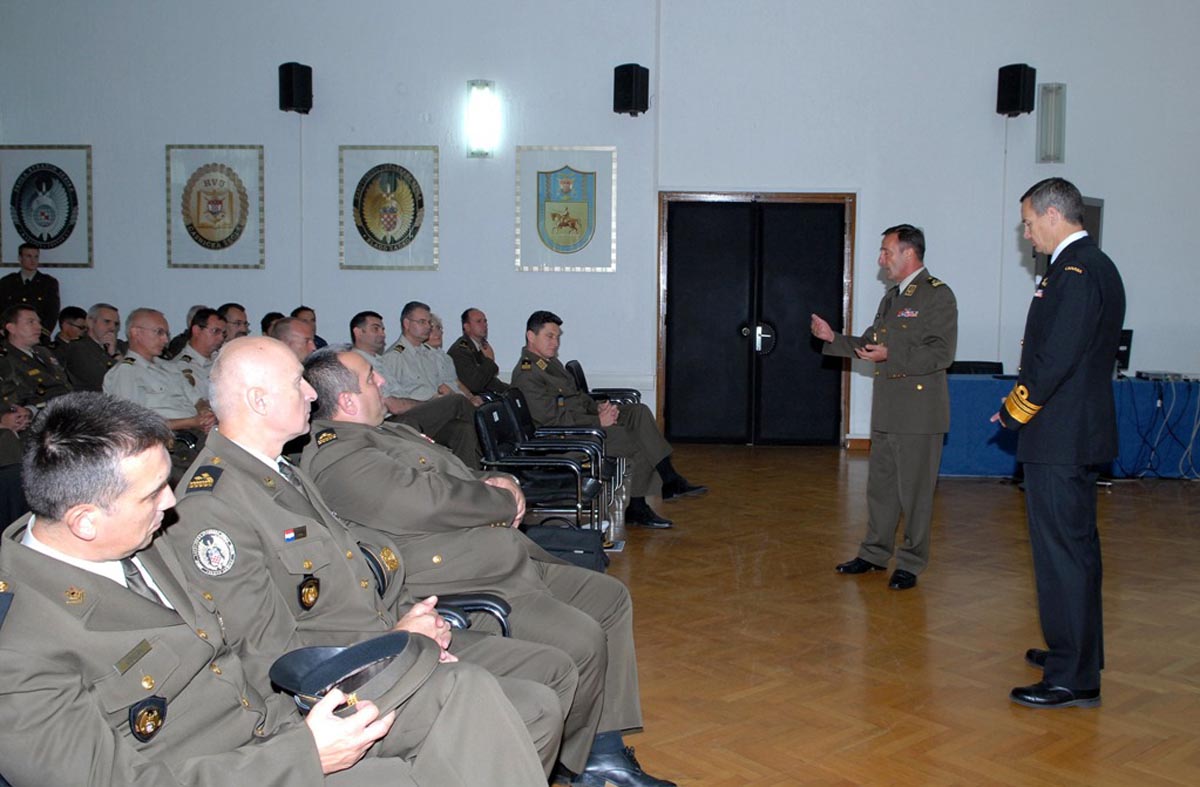 https://www.morh.hr/wp-content/gallery/vojni-predstavnik-kanade-pri-nato-u-na-hvu/kanadjanin_hvu_16092013_08.jpg