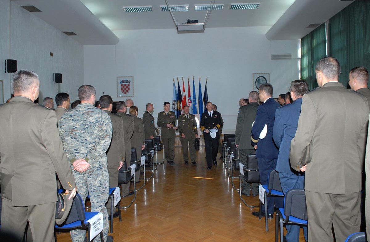 https://www.morh.hr/wp-content/gallery/vojni-predstavnik-kanade-pri-nato-u-na-hvu/kanadjanin_hvu_16092013_10.jpg