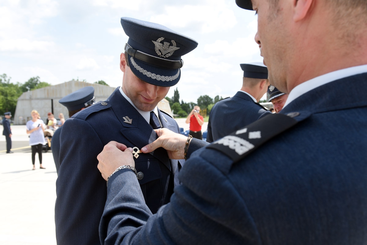 https://www.morh.hr/wp-content/gallery/vojnim-pilotima-22-narastaja-urucen-letacki-znak/dodjela_letackog_znaka_pilota_18062018_01.jpg