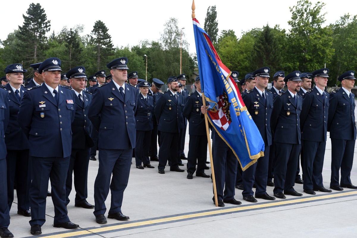 https://www.morh.hr/wp-content/gallery/vojnim-pilotima-22-narastaja-urucen-letacki-znak/dodjela_letackog_znaka_pilota_18062018_16.jpg