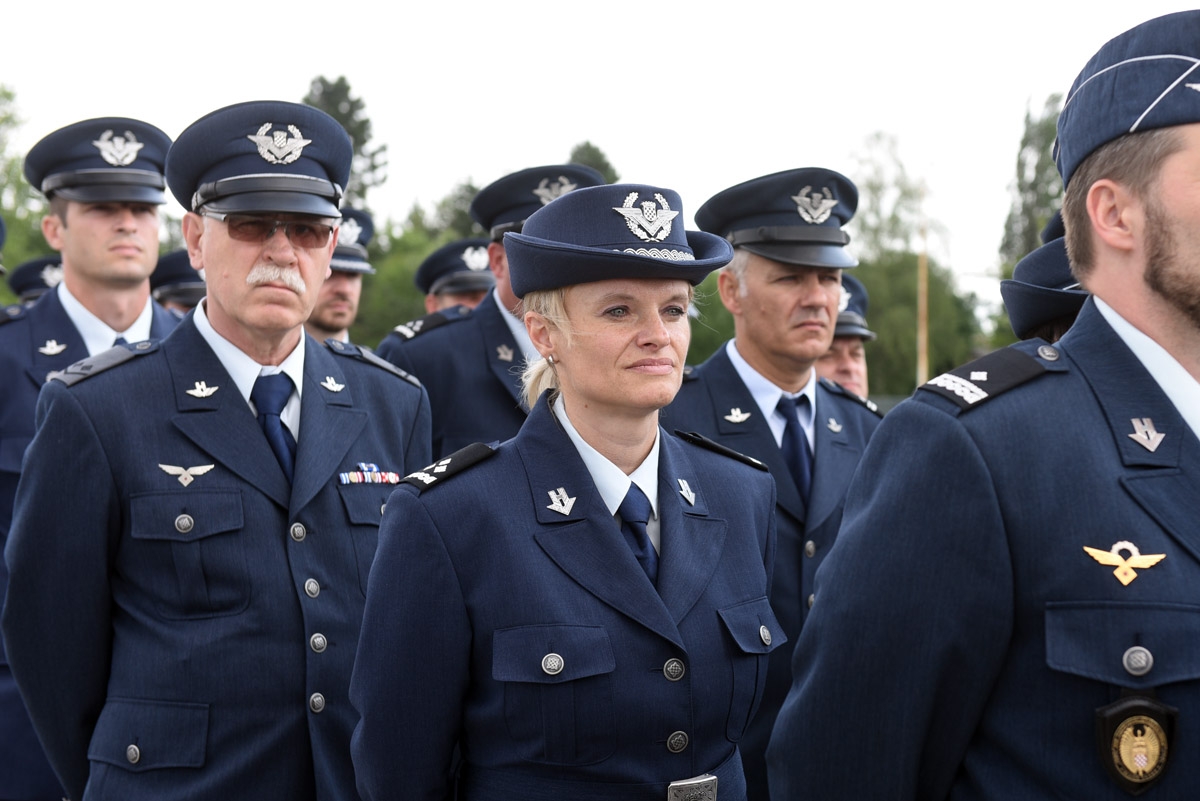https://www.morh.hr/wp-content/gallery/vojnim-pilotima-22-narastaja-urucen-letacki-znak/dodjela_letackog_znaka_pilota_18062018_17.jpg