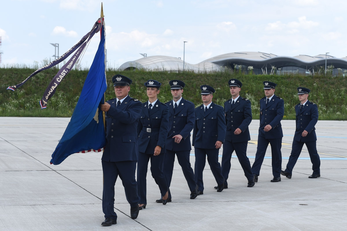 https://www.morh.hr/wp-content/gallery/vojnim-pilotima-22-narastaja-urucen-letacki-znak/dodjela_letackog_znaka_pilota_18062018_18.jpg