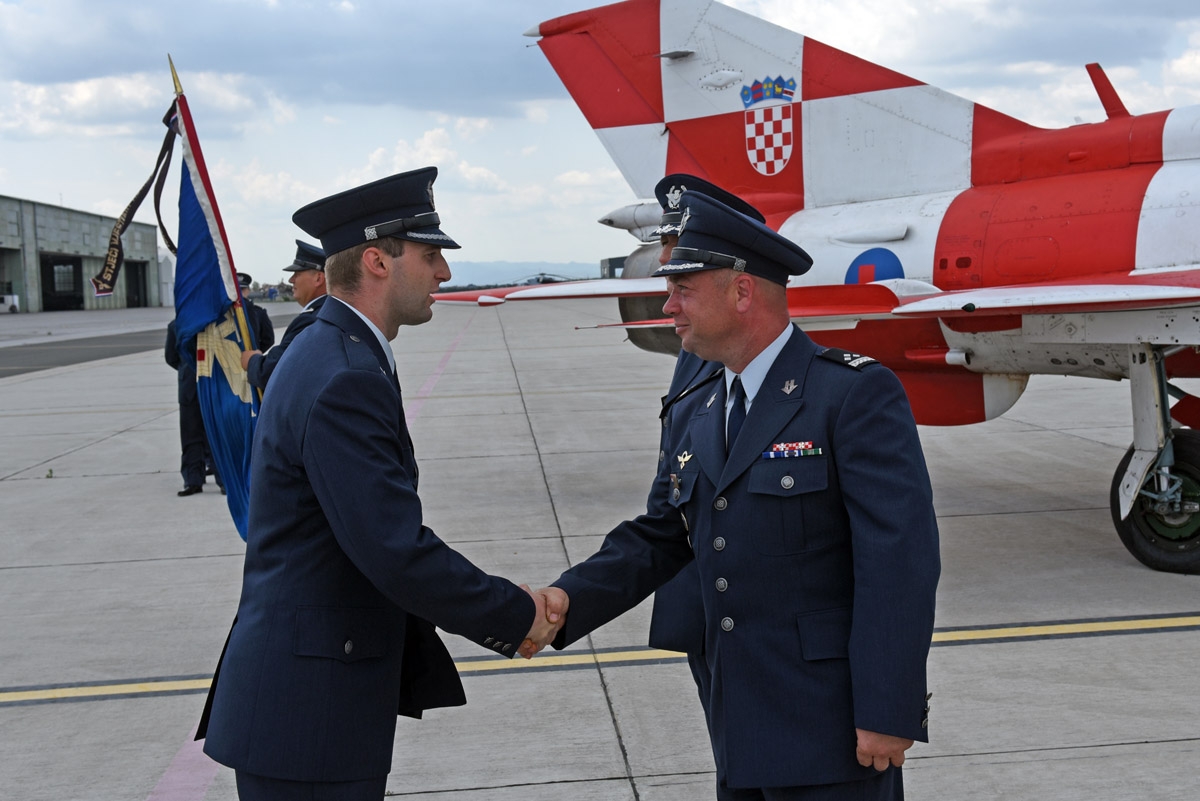 https://www.morh.hr/wp-content/gallery/vojnim-pilotima-22-narastaja-urucen-letacki-znak/dodjela_letackog_znaka_pilota_18062018_20.jpg