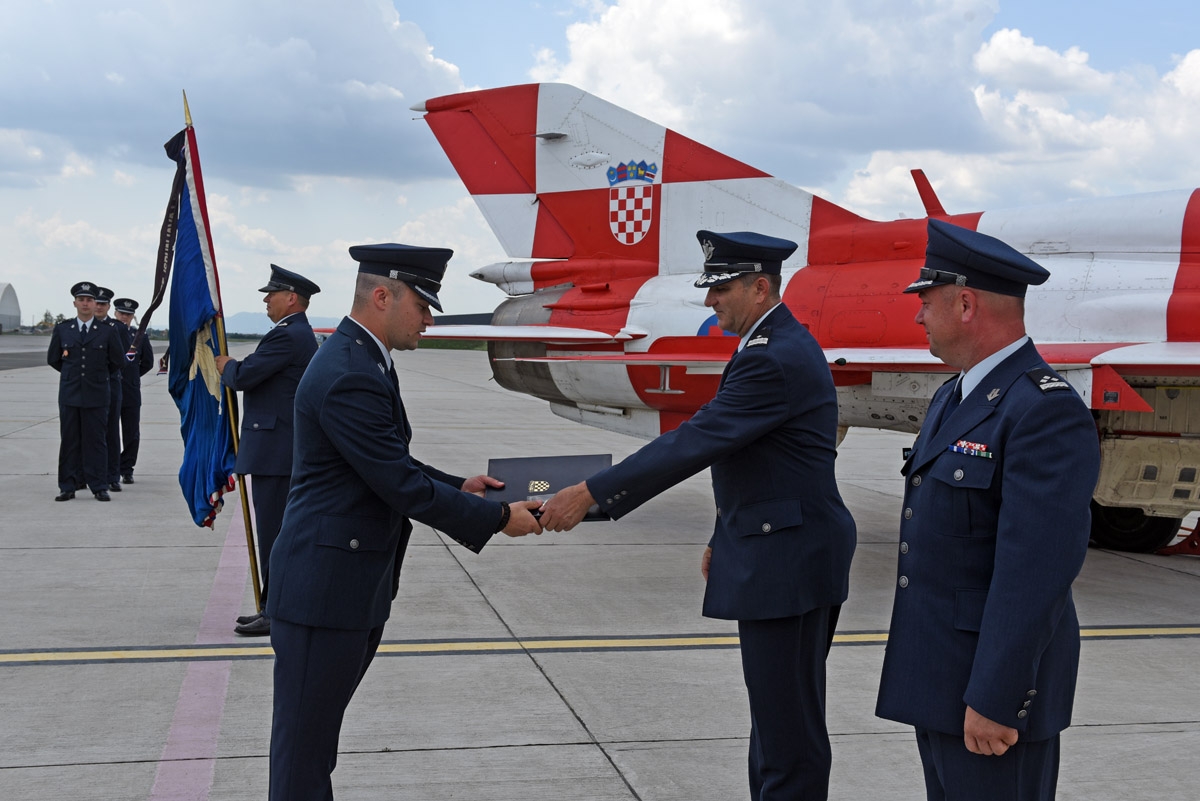 https://www.morh.hr/wp-content/gallery/vojnim-pilotima-22-narastaja-urucen-letacki-znak/dodjela_letackog_znaka_pilota_18062018_21.jpg